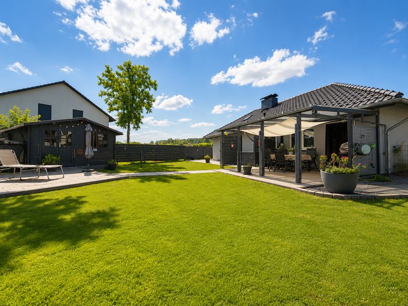 • Kernsaniert & ebenerdig wohnen – Bungalow mit XXL-Garage auf 1.049 m²...